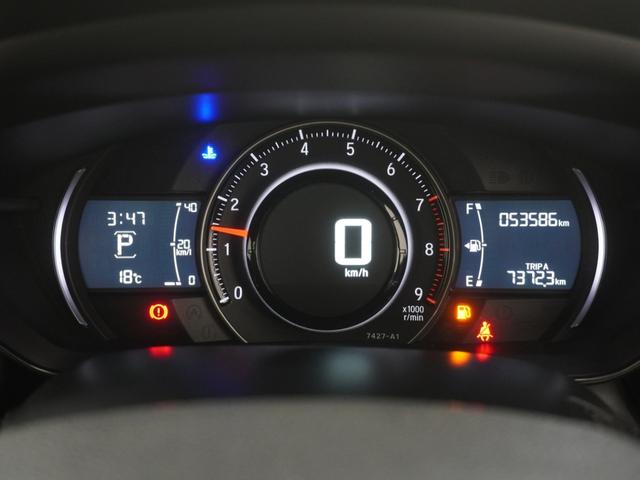 中央にデジタルスピードメーター、その周囲にアナログタコメーターを配置し、コンパクトながら必要な情報を瞬時に読み取れる、スポーツカーのための瞬間認知メーターで気持ち良いドライビングをサポートします。