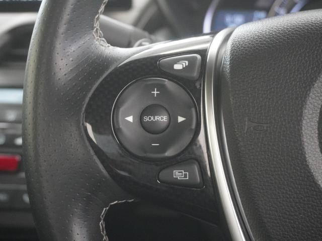 ハンドルにオーディオ操作用スイッチを備え、手を放さずに操作可能。安全性と利便性を両立しています。