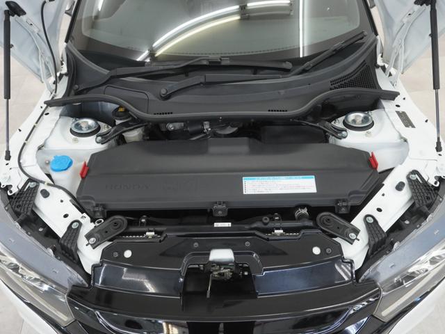 フロントフード（ボンネット）内のユーティリティボックスに、ロールトップなどを収納可能です。