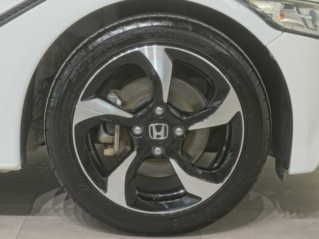 耐久性に優れ、飽きのこないデザインのアルミホイールです。