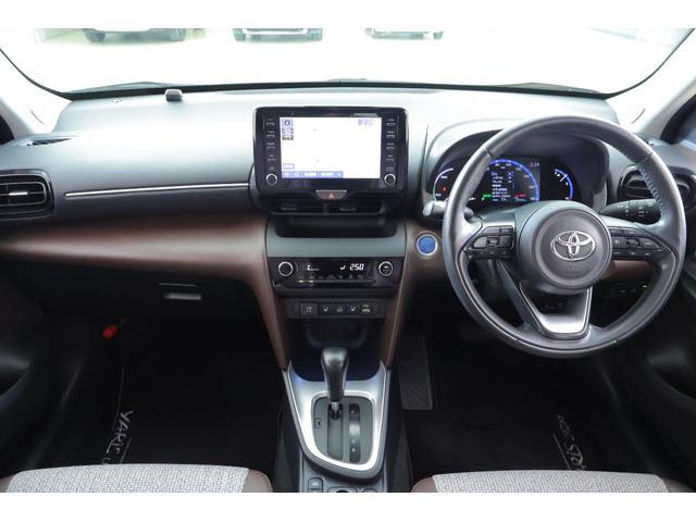 ヤリスクロス ハイブリッドＺ４ＷＤ　衝突被害軽減ブレーキ　レーダークルーズ　純正８インチＤＡナビ　地デジＴＶ　全周囲カメラ　ＥＴＣ　車線逸脱警報　クリアランスソナー　前後ドラレコ　シートヒーター　ステアリングヒーター　ＬＥＤライト　ＡＣ１００Ｖ－１５００Ｗ　パワーバックドア（12枚目）