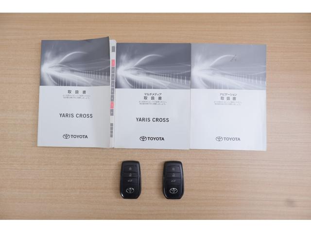 ヤリスクロス ハイブリッドＺ４ＷＤ　衝突被害軽減ブレーキ　レーダークルーズ　純正８インチＤＡナビ　地デジＴＶ　全周囲カメラ　ＥＴＣ　車線逸脱警報　クリアランスソナー　前後ドラレコ　シートヒーター　ステアリングヒーター　ＬＥＤライト　ＡＣ１００Ｖ－１５００Ｗ　パワーバックドア（52枚目）