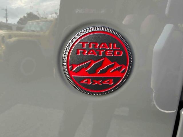 ジープ・ラングラーアンリミテッド ルビコン　純正ナビ・ＴＶ　バックカメラ　フロントカメラ　クリアランスソナー　オートクルーズコントロール　オートライト　アルミホイール　スマートキー　アイドリングストップ　シートヒーター　ＡＴ　ＵＳＢ（17枚目）