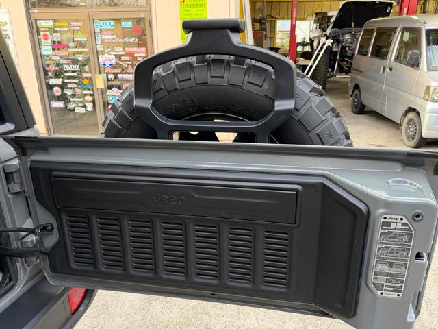 ジープ・ラングラーアンリミテッド ルビコン　純正ナビ・ＴＶ　バックカメラ　フロントカメラ　クリアランスソナー　オートクルーズコントロール　オートライト　アルミホイール　スマートキー　アイドリングストップ　シートヒーター　ＡＴ　ＵＳＢ（19枚目）