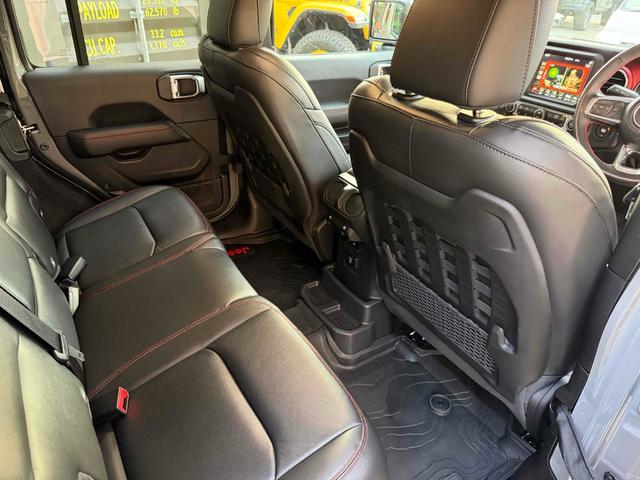 ジープ・ラングラーアンリミテッド ルビコン　純正ナビ・ＴＶ　バックカメラ　フロントカメラ　クリアランスソナー　オートクルーズコントロール　オートライト　アルミホイール　スマートキー　アイドリングストップ　シートヒーター　ＡＴ　ＵＳＢ（34枚目）