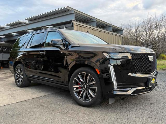 キャデラックエスカレード スポーツ　サンルーフ　ＡｐｐｌｅＣａｒＰｌａｙ　ＴＶチューナー　電動Ｓステップ　ブレンボキャリパー　ＡＫＧサウンド　リアエンターテイメント　ドライブレコーダー　全周囲カメラ　クリアランスソナー（3枚目）