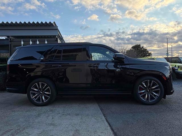 キャデラックエスカレード スポーツ　サンルーフ　ＡｐｐｌｅＣａｒＰｌａｙ　ＴＶチューナー　電動Ｓステップ　ブレンボキャリパー　ＡＫＧサウンド　リアエンターテイメント　ドライブレコーダー　全周囲カメラ　クリアランスソナー（4枚目）