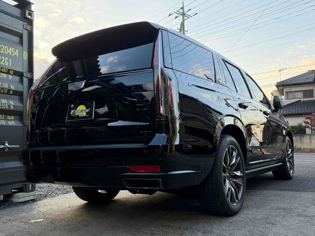 キャデラックエスカレード スポーツ　サンルーフ　ＡｐｐｌｅＣａｒＰｌａｙ　ＴＶチューナー　電動Ｓステップ　ブレンボキャリパー　ＡＫＧサウンド　リアエンターテイメント　ドライブレコーダー　全周囲カメラ　クリアランスソナー（6枚目）