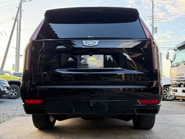 キャデラックエスカレード スポーツ　サンルーフ　ＡｐｐｌｅＣａｒＰｌａｙ　ＴＶチューナー　電動Ｓステップ　ブレンボキャリパー　ＡＫＧサウンド　リアエンターテイメント　ドライブレコーダー　全周囲カメラ　クリアランスソナー（7枚目）