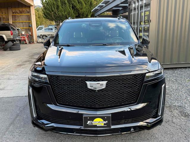 キャデラックエスカレード スポーツ　サンルーフ　ＡｐｐｌｅＣａｒＰｌａｙ　ＴＶチューナー　電動Ｓステップ　ブレンボキャリパー　ＡＫＧサウンド　リアエンターテイメント　ドライブレコーダー　全周囲カメラ　クリアランスソナー（12枚目）