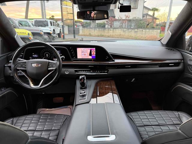 キャデラックエスカレード スポーツ　サンルーフ　ＡｐｐｌｅＣａｒＰｌａｙ　ＴＶチューナー　電動Ｓステップ　ブレンボキャリパー　ＡＫＧサウンド　リアエンターテイメント　ドライブレコーダー　全周囲カメラ　クリアランスソナー（42枚目）