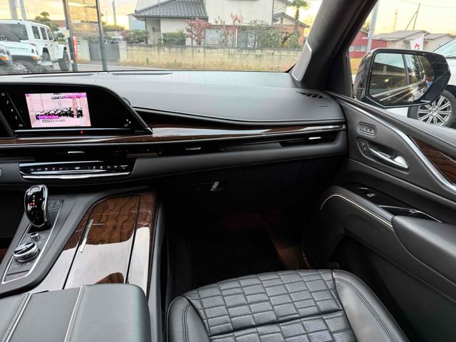 キャデラックエスカレード スポーツ　サンルーフ　ＡｐｐｌｅＣａｒＰｌａｙ　ＴＶチューナー　電動Ｓステップ　ブレンボキャリパー　ＡＫＧサウンド　リアエンターテイメント　ドライブレコーダー　全周囲カメラ　クリアランスソナー（44枚目）