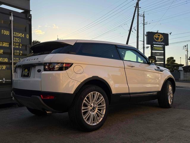 レンジローバーイヴォーククーペ ピュア　クーペ　白革シート　パノラマルーフ　デジタルインナーミラー　ＥＴＣ　バックカメラ　オートクルー　ナビ　ＴＶ　オートライト　電動リアゲート　アルミホイール　スマートキー　アイドリングストップ（5枚目）