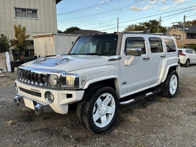 ハマーＨ３ 　ＨＩＤヘッドライト　左ハンドル　サンルーフ　皮シート　シートヒーター　パワーシート　３ナンバー　禁煙車　純正アルミホイール　スタッドレスタイヤ　ナビ　ＴＶ　Ｂカメラ（2枚目）