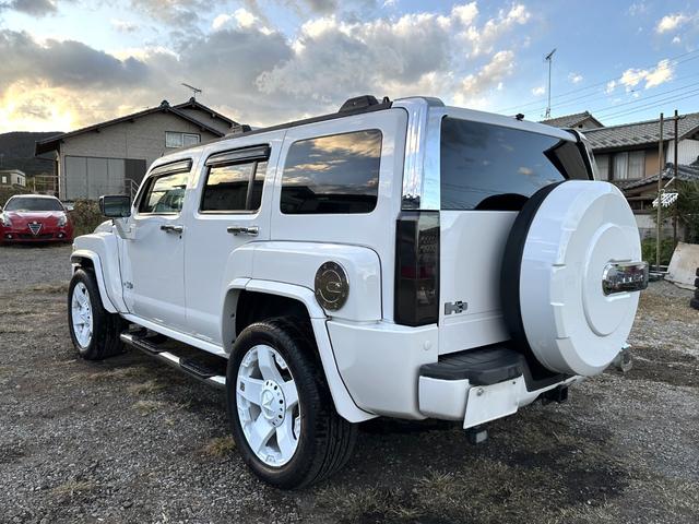 ハマーＨ３ 　ＨＩＤヘッドライト　左ハンドル　サンルーフ　皮シート　シートヒーター　パワーシート　３ナンバー　禁煙車　純正アルミホイール　スタッドレスタイヤ　ナビ　ＴＶ　Ｂカメラ（4枚目）