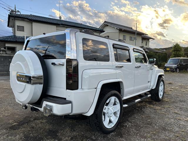 ハマーＨ３ 　ＨＩＤヘッドライト　左ハンドル　サンルーフ　皮シート　シートヒーター　パワーシート　３ナンバー　禁煙車　純正アルミホイール　スタッドレスタイヤ　ナビ　ＴＶ　Ｂカメラ（5枚目）