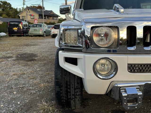 ハマーＨ３ 　ＨＩＤヘッドライト　左ハンドル　サンルーフ　皮シート　シートヒーター　パワーシート　３ナンバー　禁煙車　純正アルミホイール　スタッドレスタイヤ　ナビ　ＴＶ　Ｂカメラ（7枚目）