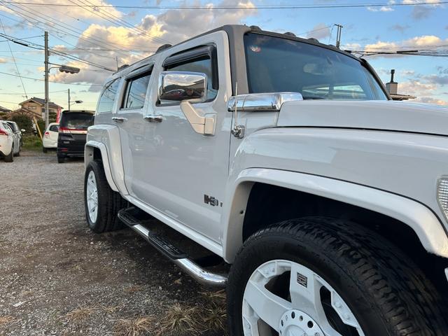 ハマーＨ３ 　ＨＩＤヘッドライト　左ハンドル　サンルーフ　皮シート　シートヒーター　パワーシート　３ナンバー　禁煙車　純正アルミホイール　スタッドレスタイヤ　ナビ　ＴＶ　Ｂカメラ（8枚目）