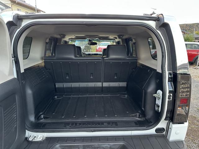 ハマーＨ３ 　ＨＩＤヘッドライト　左ハンドル　サンルーフ　皮シート　シートヒーター　パワーシート　３ナンバー　禁煙車　純正アルミホイール　スタッドレスタイヤ　ナビ　ＴＶ　Ｂカメラ（22枚目）