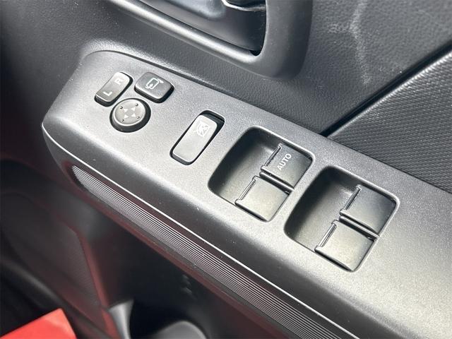 パワーウィンドウのスイッチですよ。運転席に居ながら窓を開け閉めのコントロールできますよ。