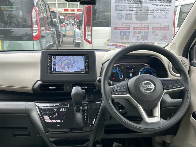 デイズ Ｘ　ＥＴＣ　バックカメラ　ナビ　ＴＶ　クリアランスソナー　衝突被害軽減システム　オートライト　スマートキー　アイドリングストップ　電動格納ミラー　ベンチシート　ＣＶＴ　盗難防止システム　ＡＢＳ　ＥＳＣ（3枚目）