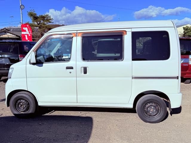 ハイゼットカーゴ クルーズ　２年車検付き禁煙車ＢＬＵＥＴＯＯＴＨ接続付きナビバックカメラパワーウィンドーパワステＡＢＳリアシートフルフラットオートエアコン付き灰皿シュガーライターオーバードライブ付き積載車あり（5枚目）