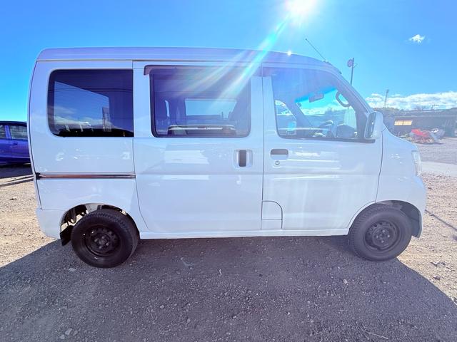 ハイゼットカーゴ クルーズ　２年車検付き禁煙車ＢＬＵＥＴＯＯＴＨ接続付きナビバックカメラパワーウィンドーパワステＡＢＳリアシートフルフラットオートエアコン付き灰皿シュガーライターオーバードライブ付き積載車あり（9枚目）