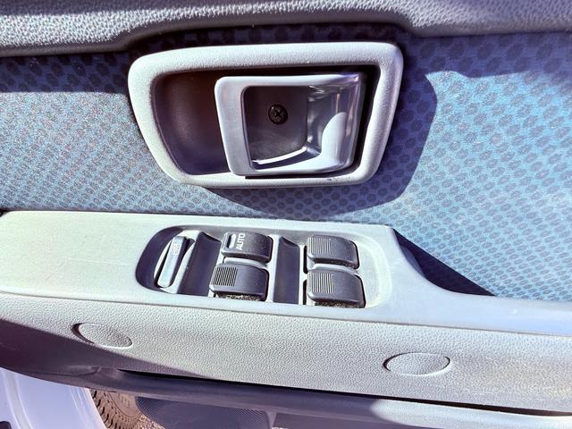 ハイゼットカーゴ クルーズ　２年車検付き禁煙車ＢＬＵＥＴＯＯＴＨ接続付きナビバックカメラパワーウィンドーパワステＡＢＳリアシートフルフラットオートエアコン付き灰皿シュガーライターオーバードライブ付き積載車あり（10枚目）