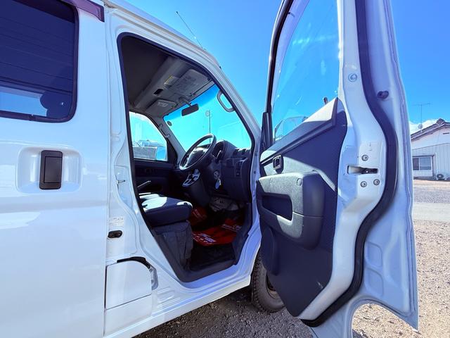 ハイゼットカーゴ クルーズ　２年車検付き禁煙車ＢＬＵＥＴＯＯＴＨ接続付きナビバックカメラパワーウィンドーパワステＡＢＳリアシートフルフラットオートエアコン付き灰皿シュガーライターオーバードライブ付き積載車あり（13枚目）