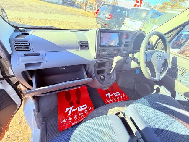 ハイゼットカーゴ クルーズ　２年車検付き禁煙車ＢＬＵＥＴＯＯＴＨ接続付きナビバックカメラパワーウィンドーパワステＡＢＳリアシートフルフラットオートエアコン付き灰皿シュガーライターオーバードライブ付き積載車あり（17枚目）