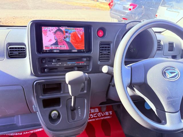ハイゼットカーゴ クルーズ　２年車検付き禁煙車ＢＬＵＥＴＯＯＴＨ接続付きナビバックカメラパワーウィンドーパワステＡＢＳリアシートフルフラットオートエアコン付き灰皿シュガーライターオーバードライブ付き積載車あり（18枚目）