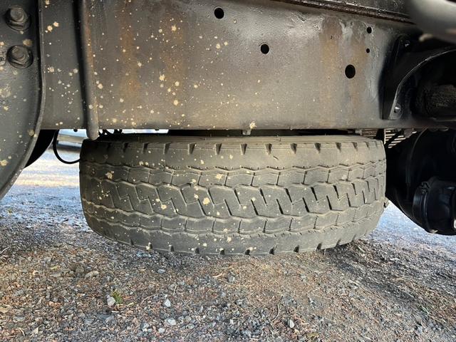 コンドル 増トン重機運搬車・回送車増トン７４００ｋｇ積載３段クレーン付　ウインチラジコン付フルワイド５．１５ｍボデ☆荷台寸法（ｃｍ）：（約）長５１５　幅２４７．５☆木床☆ロープフック：１０対　外フック：２４対☆クレーンメーカー：タダノ型式ＴＭ－ＺＦ３０３ＳＬ☆あゆみ板付き（28枚目）