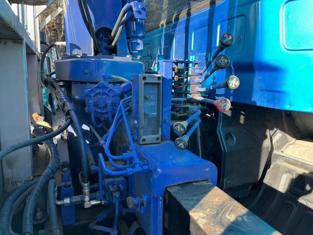 コンドル 増トン重機運搬車・回送車増トン７４００ｋｇ積載３段クレーン付　ウインチラジコン付フルワイド５．１５ｍボデ☆荷台寸法（ｃｍ）：（約）長５１５　幅２４７．５☆木床☆ロープフック：１０対　外フック：２４対☆クレーンメーカー：タダノ型式ＴＭ－ＺＦ３０３ＳＬ☆あゆみ板付き（36枚目）