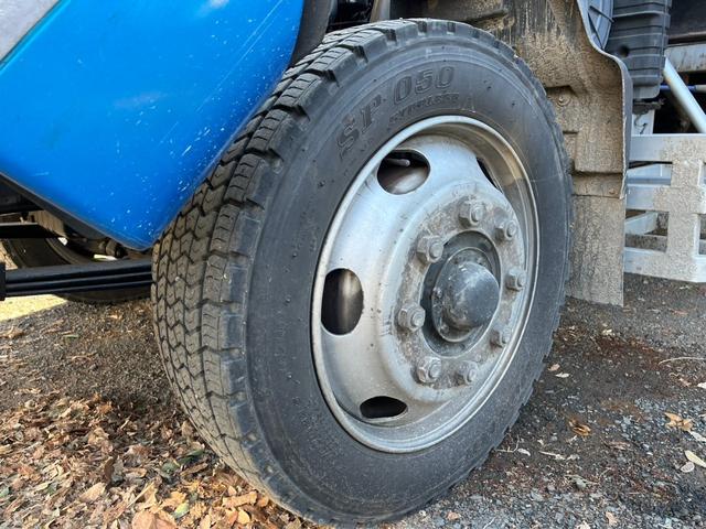 コンドル 増トン重機運搬車・回送車増トン７４００ｋｇ積載３段クレーン付　ウインチラジコン付フルワイド５．１５ｍボデ☆荷台寸法（ｃｍ）：（約）長５１５　幅２４７．５☆木床☆ロープフック：１０対　外フック：２４対☆クレーンメーカー：タダノ型式ＴＭ－ＺＦ３０３ＳＬ☆あゆみ板付き（46枚目）