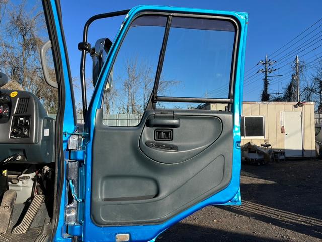 コンドル 増トン重機運搬車・回送車増トン７４００ｋｇ積載３段クレーン付　ウインチラジコン付フルワイド５．１５ｍボデ☆荷台寸法（ｃｍ）：（約）長５１５　幅２４７．５☆木床☆ロープフック：１０対　外フック：２４対☆クレーンメーカー：タダノ型式ＴＭ－ＺＦ３０３ＳＬ☆あゆみ板付き（60枚目）