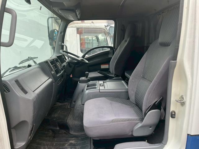 フォワード アルミＢ垂直ＰＧ付５方開あおりセミワイド６２００ボディＡＴ車　☆セミワイド☆ベッド付☆垂直式ＰＧ付（新明和製）☆上物：小平産業製☆木床☆ラッシングレール☆内フック：５対☆ＡＴ車☆５１９０ｃｃ（２１０馬力・ターボ）☆ヒーター付ミラー☆ＥＴＣ☆ドラレコ☆坂道発進補助（79枚目）