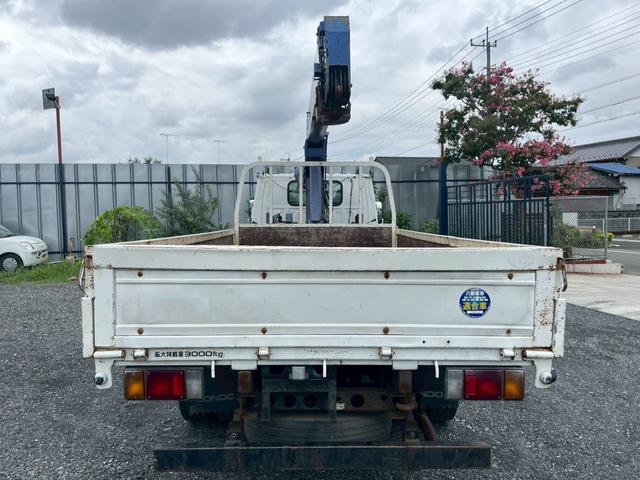 コンドル 標準ロング平ボディ４段クレーンラジコン付２．９ｔ積載３ｔ　（いすゞエルフ）☆最大積載量：３０００ｋｇ☆上物メーカー：タダノ製　年式：２００３年１２月製　２．９３ｔ吊り　ラジコン付き（送信機・受信機有り）☆ＮＯｘ・ＰＭ適合車！！　☆煤焼きなし☆生エンジン☆鉄床（8枚目）