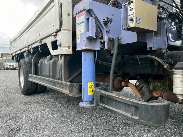 コンドル 標準ロング平ボディ４段クレーンラジコン付２．９ｔ積載３ｔ　（いすゞエルフ）☆最大積載量：３０００ｋｇ☆上物メーカー：タダノ製　年式：２００３年１２月製　２．９３ｔ吊り　ラジコン付き（送信機・受信機有り）☆ＮＯｘ・ＰＭ適合車！！　☆煤焼きなし☆生エンジン☆鉄床（13枚目）