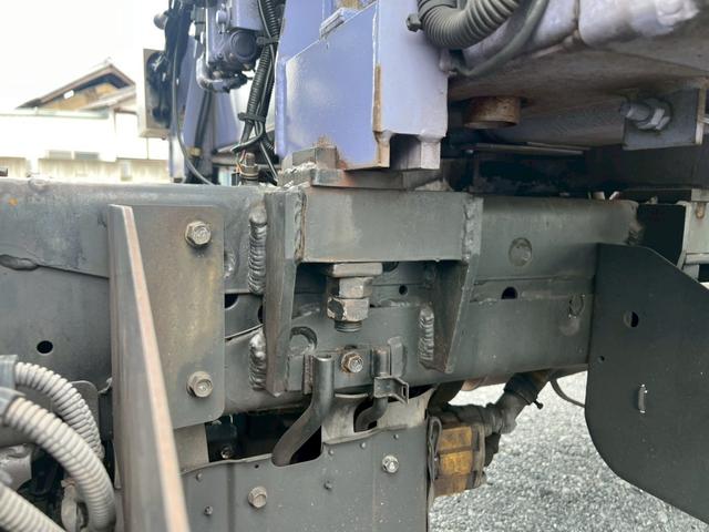 コンドル 標準ロング平ボディ４段クレーンラジコン付２．９ｔ積載３ｔ　（いすゞエルフ）☆最大積載量：３０００ｋｇ☆上物メーカー：タダノ製　年式：２００３年１２月製　２．９３ｔ吊り　ラジコン付き（送信機・受信機有り）☆ＮＯｘ・ＰＭ適合車！！　☆煤焼きなし☆生エンジン☆鉄床（14枚目）