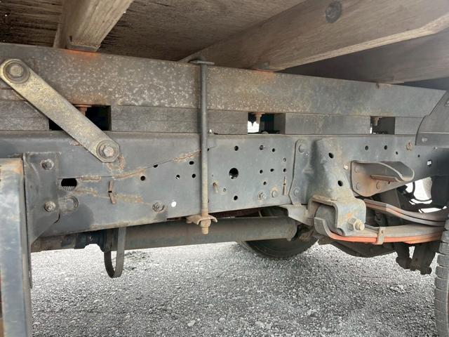 コンドル 標準ロング平ボディ４段クレーンラジコン付２．９ｔ積載３ｔ　（いすゞエルフ）☆最大積載量：３０００ｋｇ☆上物メーカー：タダノ製　年式：２００３年１２月製　２．９３ｔ吊り　ラジコン付き（送信機・受信機有り）☆ＮＯｘ・ＰＭ適合車！！　☆煤焼きなし☆生エンジン☆鉄床（15枚目）