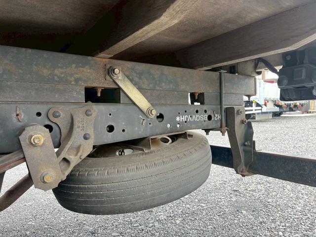 コンドル 標準ロング平ボディ４段クレーンラジコン付２．９ｔ積載３ｔ　（いすゞエルフ）☆最大積載量：３０００ｋｇ☆上物メーカー：タダノ製　年式：２００３年１２月製　２．９３ｔ吊り　ラジコン付き（送信機・受信機有り）☆ＮＯｘ・ＰＭ適合車！！　☆煤焼きなし☆生エンジン☆鉄床（18枚目）