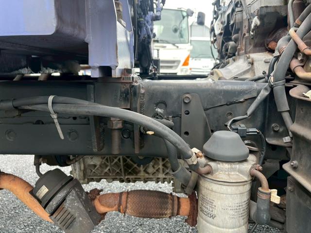 コンドル 標準ロング平ボディ４段クレーンラジコン付２．９ｔ積載３ｔ　（いすゞエルフ）☆最大積載量：３０００ｋｇ☆上物メーカー：タダノ製　年式：２００３年１２月製　２．９３ｔ吊り　ラジコン付き（送信機・受信機有り）☆ＮＯｘ・ＰＭ適合車！！　☆煤焼きなし☆生エンジン☆鉄床（19枚目）