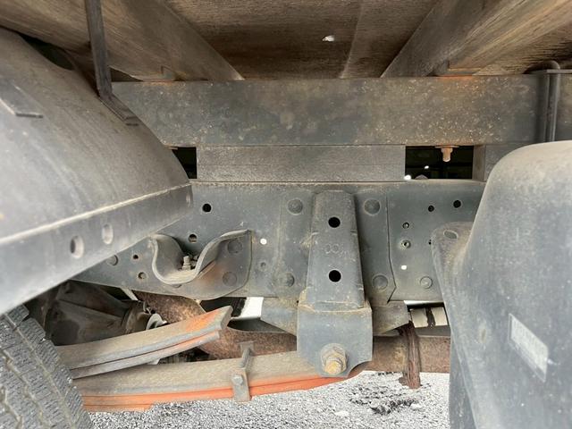 コンドル 標準ロング平ボディ４段クレーンラジコン付２．９ｔ積載３ｔ　（いすゞエルフ）☆最大積載量：３０００ｋｇ☆上物メーカー：タダノ製　年式：２００３年１２月製　２．９３ｔ吊り　ラジコン付き（送信機・受信機有り）☆ＮＯｘ・ＰＭ適合車！！　☆煤焼きなし☆生エンジン☆鉄床（21枚目）