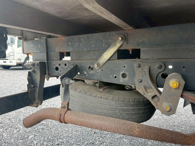 コンドル 標準ロング平ボディ４段クレーンラジコン付２．９ｔ積載３ｔ　（いすゞエルフ）☆最大積載量：３０００ｋｇ☆上物メーカー：タダノ製　年式：２００３年１２月製　２．９３ｔ吊り　ラジコン付き（送信機・受信機有り）☆ＮＯｘ・ＰＭ適合車！！　☆煤焼きなし☆生エンジン☆鉄床（22枚目）