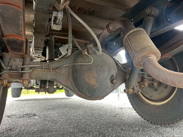 コンドル 標準ロング平ボディ４段クレーンラジコン付２．９ｔ積載３ｔ　（いすゞエルフ）☆最大積載量：３０００ｋｇ☆上物メーカー：タダノ製　年式：２００３年１２月製　２．９３ｔ吊り　ラジコン付き（送信機・受信機有り）☆ＮＯｘ・ＰＭ適合車！！　☆煤焼きなし☆生エンジン☆鉄床（23枚目）