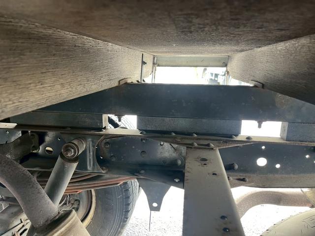 コンドル 標準ロング平ボディ４段クレーンラジコン付２．９ｔ積載３ｔ　（いすゞエルフ）☆最大積載量：３０００ｋｇ☆上物メーカー：タダノ製　年式：２００３年１２月製　２．９３ｔ吊り　ラジコン付き（送信機・受信機有り）☆ＮＯｘ・ＰＭ適合車！！　☆煤焼きなし☆生エンジン☆鉄床（24枚目）