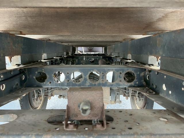 コンドル 標準ロング平ボディ４段クレーンラジコン付２．９ｔ積載３ｔ　（いすゞエルフ）☆最大積載量：３０００ｋｇ☆上物メーカー：タダノ製　年式：２００３年１２月製　２．９３ｔ吊り　ラジコン付き（送信機・受信機有り）☆ＮＯｘ・ＰＭ適合車！！　☆煤焼きなし☆生エンジン☆鉄床（25枚目）