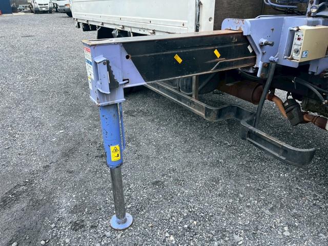 コンドル 標準ロング平ボディ４段クレーンラジコン付２．９ｔ積載３ｔ　（いすゞエルフ）☆最大積載量：３０００ｋｇ☆上物メーカー：タダノ製　年式：２００３年１２月製　２．９３ｔ吊り　ラジコン付き（送信機・受信機有り）☆ＮＯｘ・ＰＭ適合車！！　☆煤焼きなし☆生エンジン☆鉄床（29枚目）