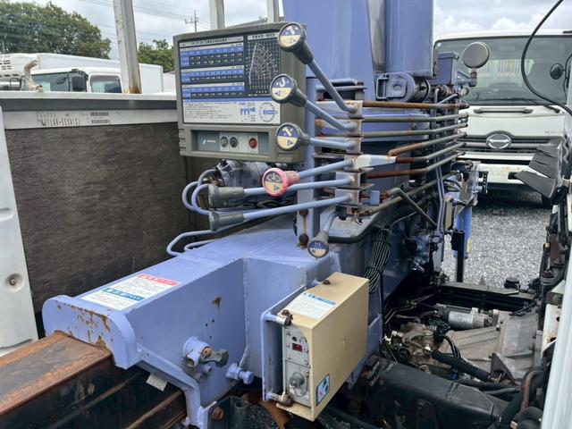 コンドル 標準ロング平ボディ４段クレーンラジコン付２．９ｔ積載３ｔ　（いすゞエルフ）☆最大積載量：３０００ｋｇ☆上物メーカー：タダノ製　年式：２００３年１２月製　２．９３ｔ吊り　ラジコン付き（送信機・受信機有り）☆ＮＯｘ・ＰＭ適合車！！　☆煤焼きなし☆生エンジン☆鉄床（33枚目）