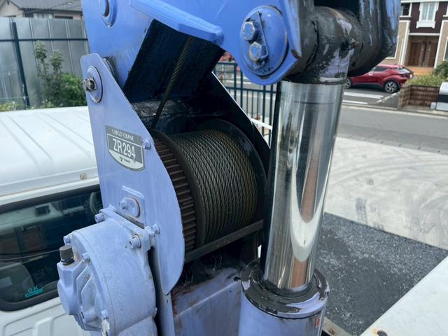 コンドル 標準ロング平ボディ４段クレーンラジコン付２．９ｔ積載３ｔ　（いすゞエルフ）☆最大積載量：３０００ｋｇ☆上物メーカー：タダノ製　年式：２００３年１２月製　２．９３ｔ吊り　ラジコン付き（送信機・受信機有り）☆ＮＯｘ・ＰＭ適合車！！　☆煤焼きなし☆生エンジン☆鉄床（35枚目）